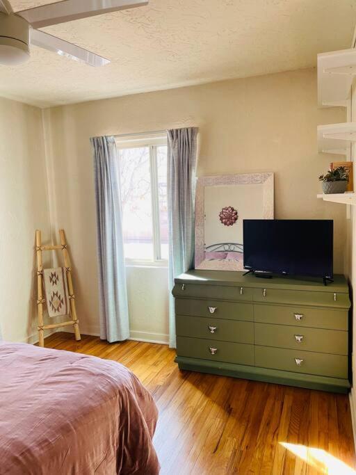 Vintage Charm Vacation Home With Modern Comforts Near Old Town 앨버커키 외부 사진